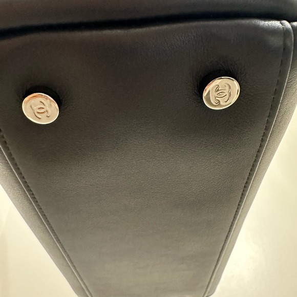 Chanel vintage bowler style bag with authentication card - Picture 4 of 13